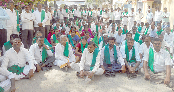 ರೈತ ಸಂಘಟನೆಗಳಿಂದ ಡಿಸಿ ಕಚೇರಿ ಎದುರು ಪ್ರತಿಭಟನೆ